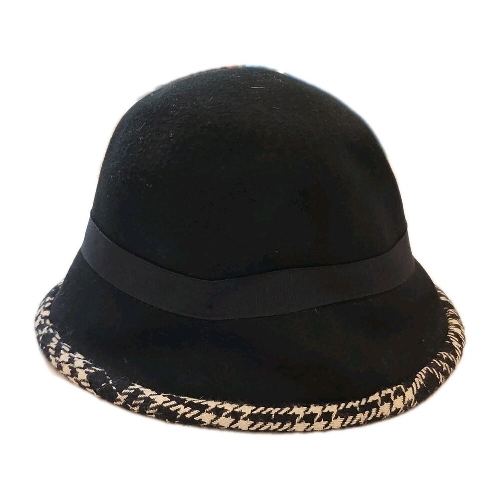 Burberry Plaid Bucket Hat 100% Wool Women's Black And White